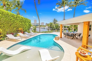 A heated pool - Waterfront / Heated Pool / Beach Proximity / Bermuda Key / Residence (Fort Lauderdale)