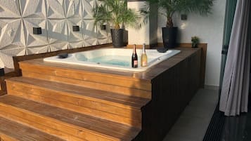 Apartment | Outdoor spa tub