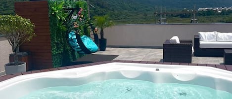 Tina de hidromasaje al aire libre