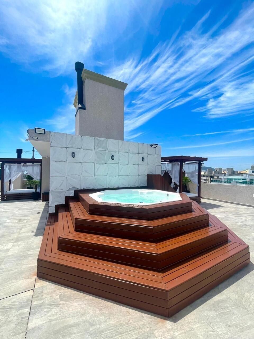 Apartment | Outdoor spa tub
