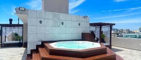 Apartment | Outdoor spa tub