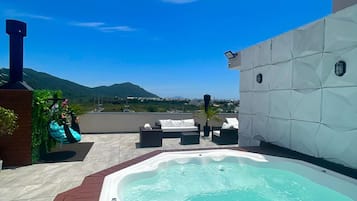 Outdoor spa tub