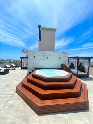 Tina de hidromasaje al aire libre