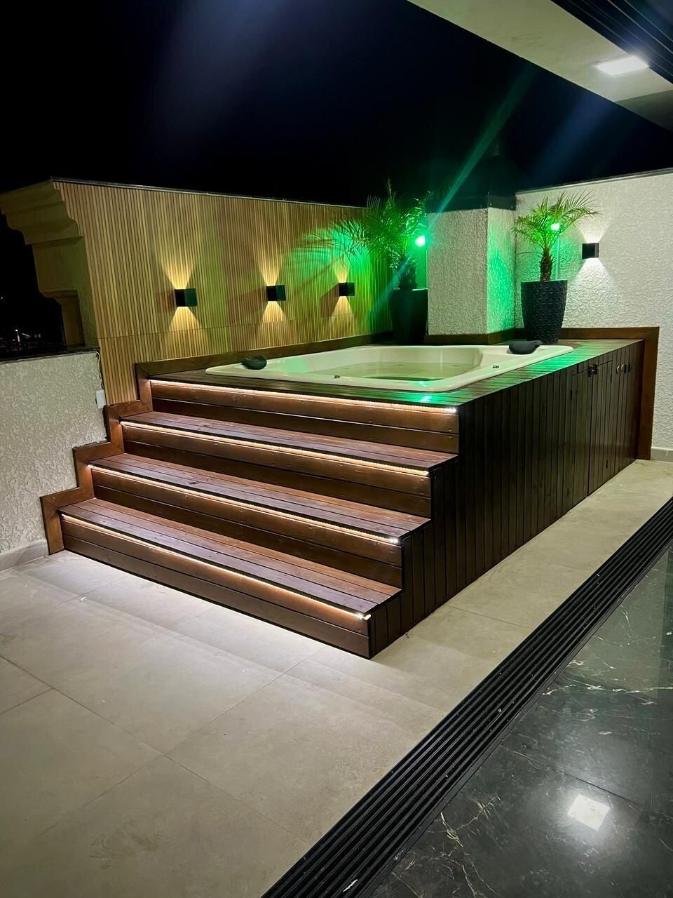 Apartment | Outdoor spa tub