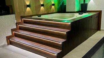 Apartment | Outdoor spa tub