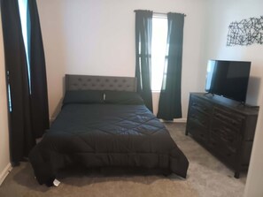 3 bedrooms, iron/ironing board, WiFi, bed sheets - 3-bedroom house in charming Lithonia with WiFi, AC. Start your getaway (Lithonia)