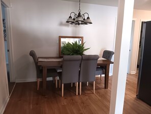 Dining - 3-bedroom house in charming Lithonia with WiFi, AC. Start your getaway (Lithonia)