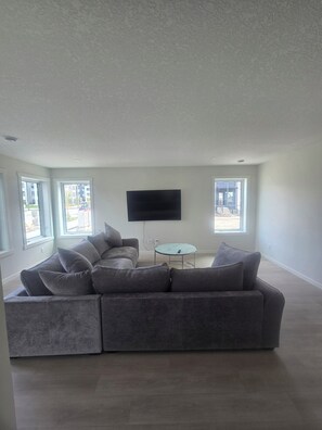 Living area - Tranquil 3-bedroom house with WiFi in Calgary Livingston (Calgary)