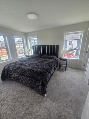 3 slaapkamers, een strijkplank/strijkijzer, wifi