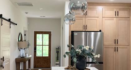 Luxury Cabin Near Lake Hartwell –Pet-friendly, FirePlace/3 bedroom & playground