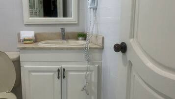 Basic Chalet | Bathroom | Shower, hair dryer, soap, shampoo