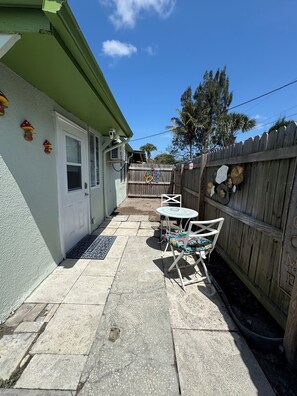 Outdoor dining - L-Shaped Apartment with Full Kt, Bidet (West Palm Beach)