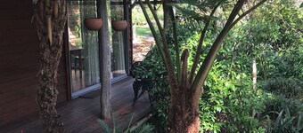 The Bale. Cosy cabin set amongst lush gardens in the Hunter Valley.