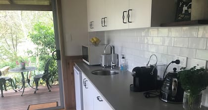 The Bale. Cosy cabin set amongst lush gardens in the Hunter Valley.