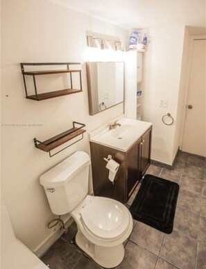 Serviettes fournies, shampoing, papier toilette
