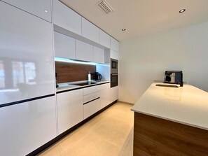 Kühlschrank, Mikrowelle, Ofen, Geschirrspüler