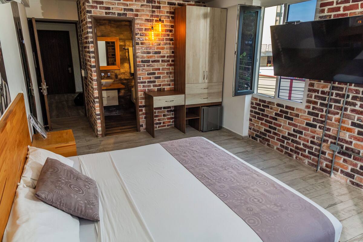 Junior Studio Suite | Desk, laptop workspace, iron/ironing board (on request), WiFi (free)