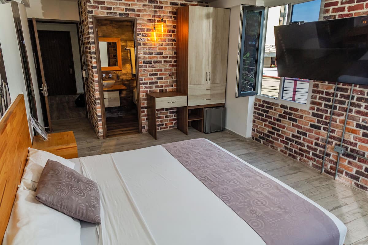 Junior Studio Suite | Desk, laptop workspace, iron/ironing board, free WiFi