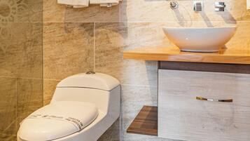 Junior Studio Suite | Bathroom | Shower, towels, soap, shampoo