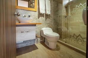 Quadruple Room, City View | Bathroom | Shower, towels, soap, shampoo - Hotel Casa del Sol (Villavicencio)