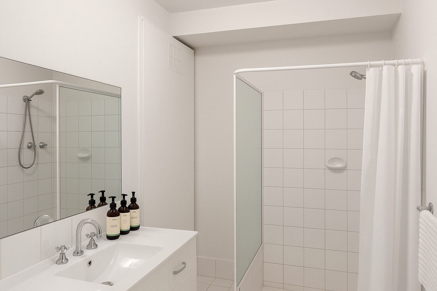Douche, sèche-cheveux, serviettes fournies, savon