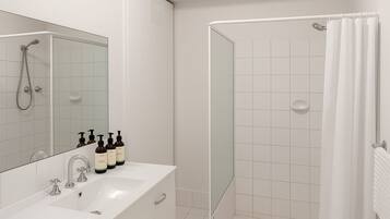 Douche, sĂšche-cheveux, serviettes fournies, savon