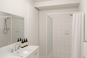 Dusj, hårføner, håndklær og såpe