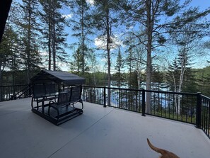 Terrace/patio - Welcome to your haven of peace, a magnificent chalet nestled in the heart of nature. (Rivière-Rouge)