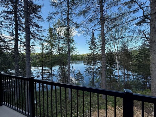 Bienvenue dans votre havre de paix, un magnifique chalet niché en pleine nature.