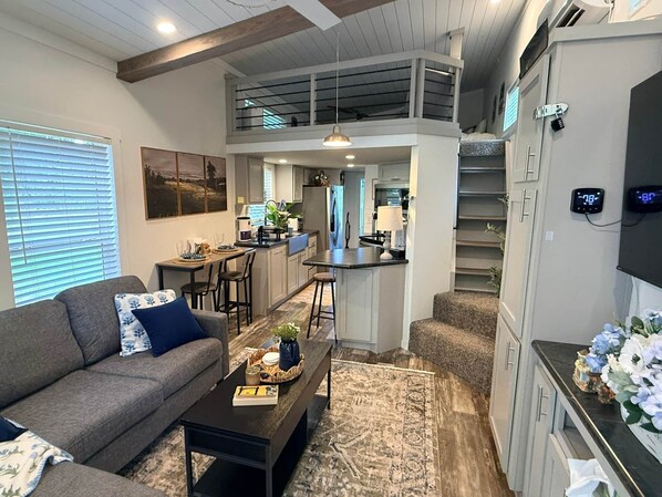 Smart TV, table tennis - The Refuge @ Vanderosa (Conroe)