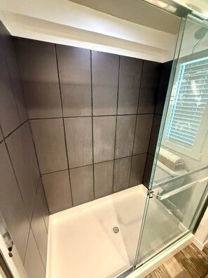 Douche, sèche-cheveux, serviettes fournies