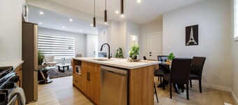 Cozy Spacious 3 bedroom Retreat ~ FREE parking • 2.5 bath