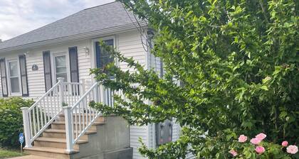 5 Minute Stroll to the Beach - Charming 3-bedroom in Narragansett with AC