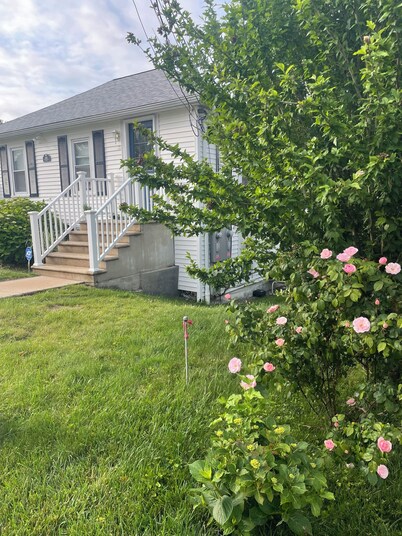 5 Minute Stroll to the Beach - Charming 3-bedroom in Narragansett with AC