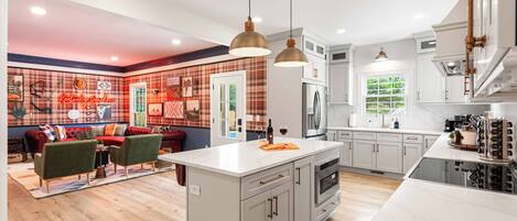 Microondas, horno, placa de cocina, lavavajillas