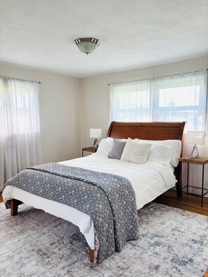 4 bedrooms, iron/ironing board, WiFi, bed sheets