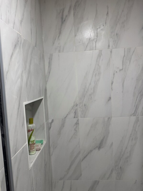 Een haardroger, handdoeken, zeep, toiletpapier