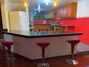 Refrigerador, horno, lavavajillas y cafetera y tetera