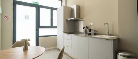 Een koelkast, een microgolfoven, een oven, een kookplaat