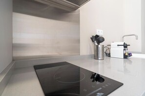 ثلاجة، ميكروويف، فرن، موقد طهي مسطح