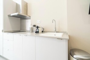 Køleskab, mikrobølgeovn, ovn, kogeplade