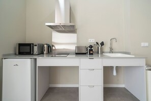 Geladeira, micro-ondas, fogão, cooktop
