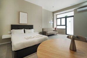 Fer et planche à repasser, lit de bébé portatif, accès au Wi-Fi (inclus)