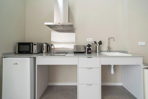 Frigorífico, microondas, horno y placa de cocina