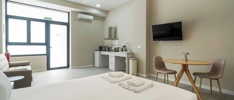 Een strijkplank/strijkijzer, reisbedje, gratis wifi, beddengoed