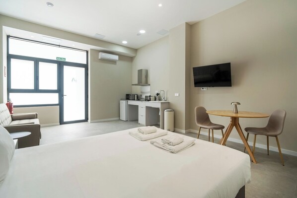 Een strijkplank/strijkijzer, reisbedje, gratis wifi, beddengoed