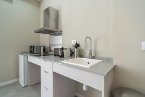 Een koelkast, een microgolfoven, een oven, een kookplaat