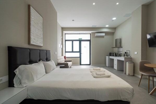 Bügeleisen/Bügelbrett, Reisekinderbett, kostenloses WLAN, Bettwäsche