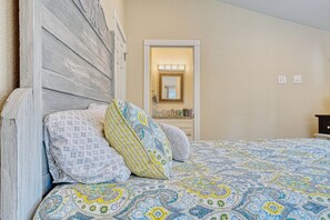 Desk, travel cot, free WiFi, bed sheets