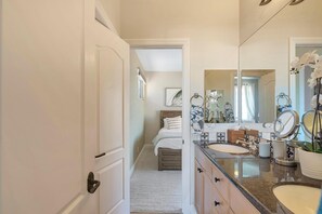 Shower, jetted tub, towels, toilet paper